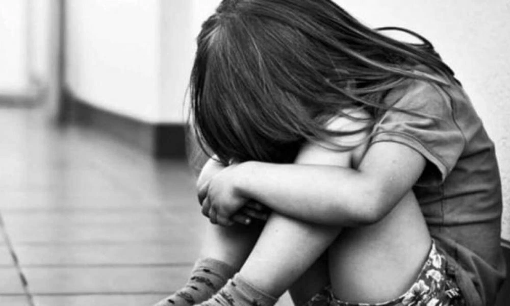 Σοκ και αποτροπιασμός για την υπόθεση κακοποίησης κοριτσιού 2,5 ετών